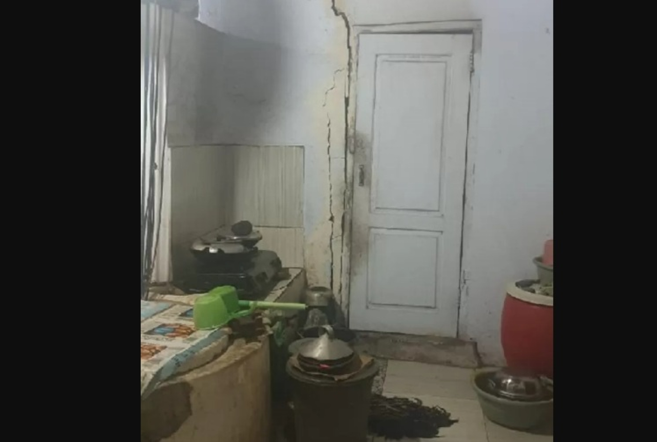 Kondisi rumah salah satu warga Dusun/Desa Penggaron, Kecamatan Mojowarno, Jombang terancam ambruk usai kondisi tanggul Sungai Slumbung rusak tergerus air. SP/ JBG