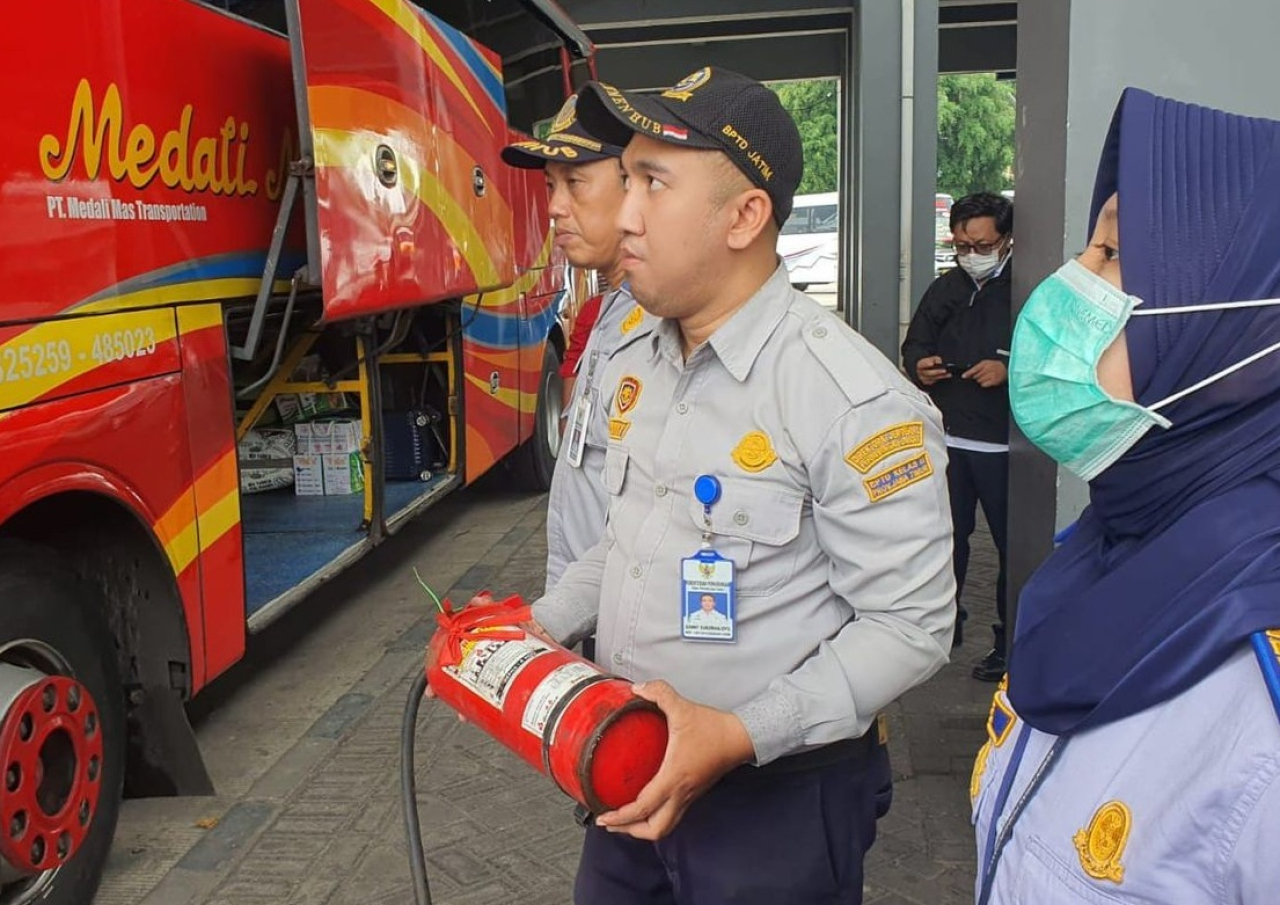 Petugas UPT Terminal Tipe A (TTA) Arjosari saat melakukan ramp check pada salah satu bus AKAP di terminal Arjosari. SP/ MLG