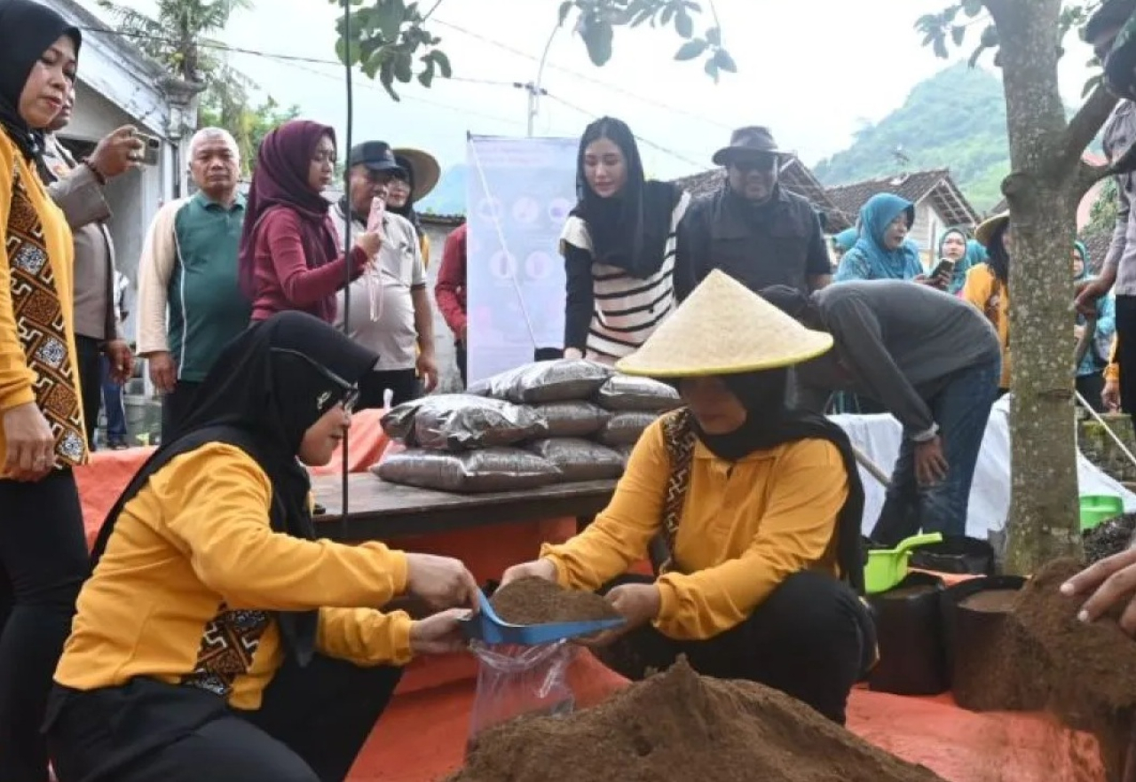 Ketua Tim Penggerak PKK Trenggalek sekaligus Anggota DPR RI Novita Hardini (tengah) melakukan soft launching Program Perempuan Sarinah di Kelompok Wanita Tani Maju. SP/ TRG