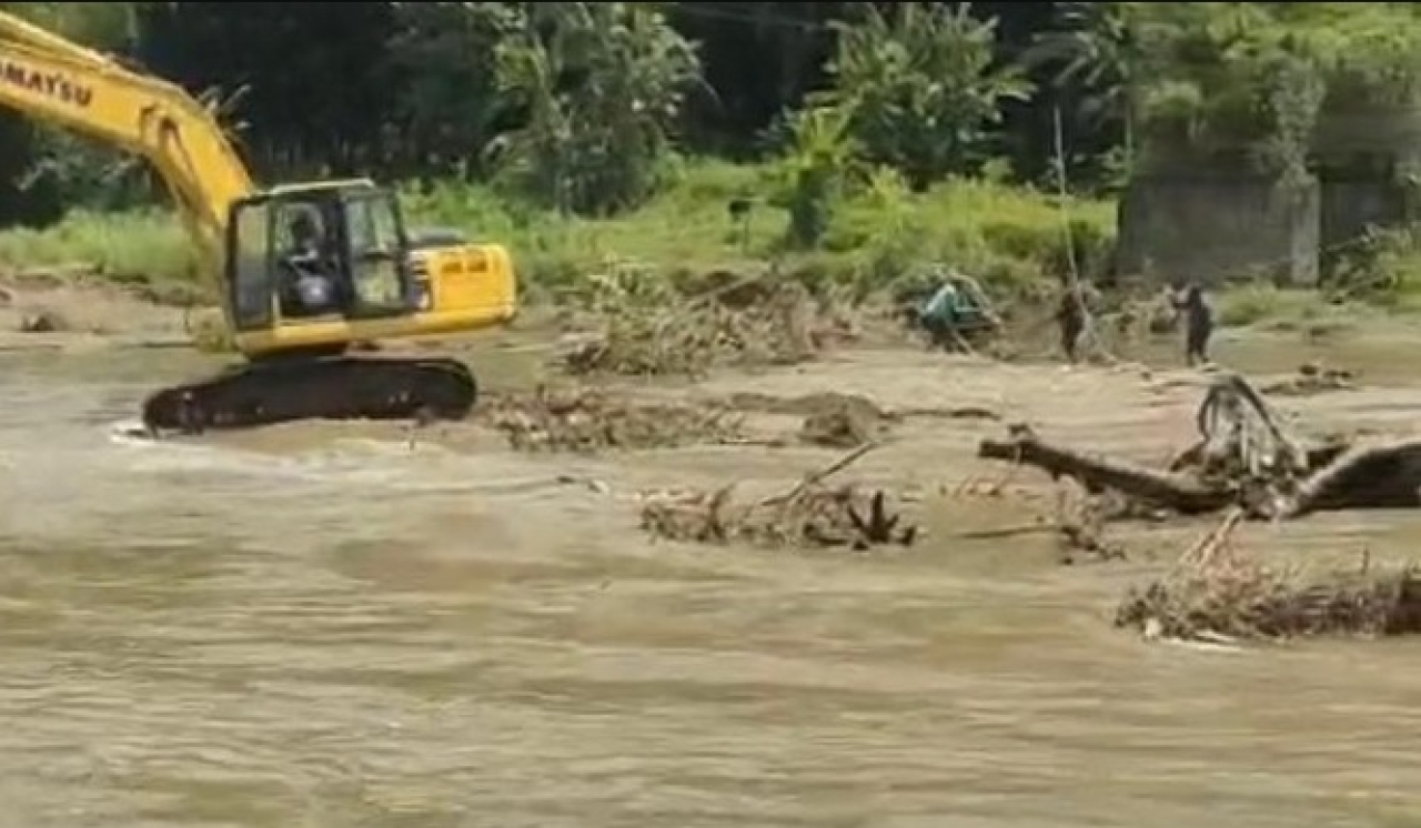 Proses pembangunan Jembatan Sukamade, Desa Sarongan, Kecamatan Pesanggaran, Banyuwangi. SP/ BYW