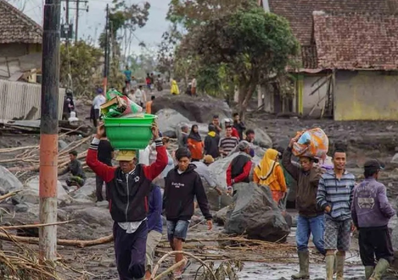 Warga mengevakuasi barang dari rumahnya yang terdampak erupsi Gunung Semeru di Desa Supiturang, Lumajang, Jawa Timur. SP/ LMJ