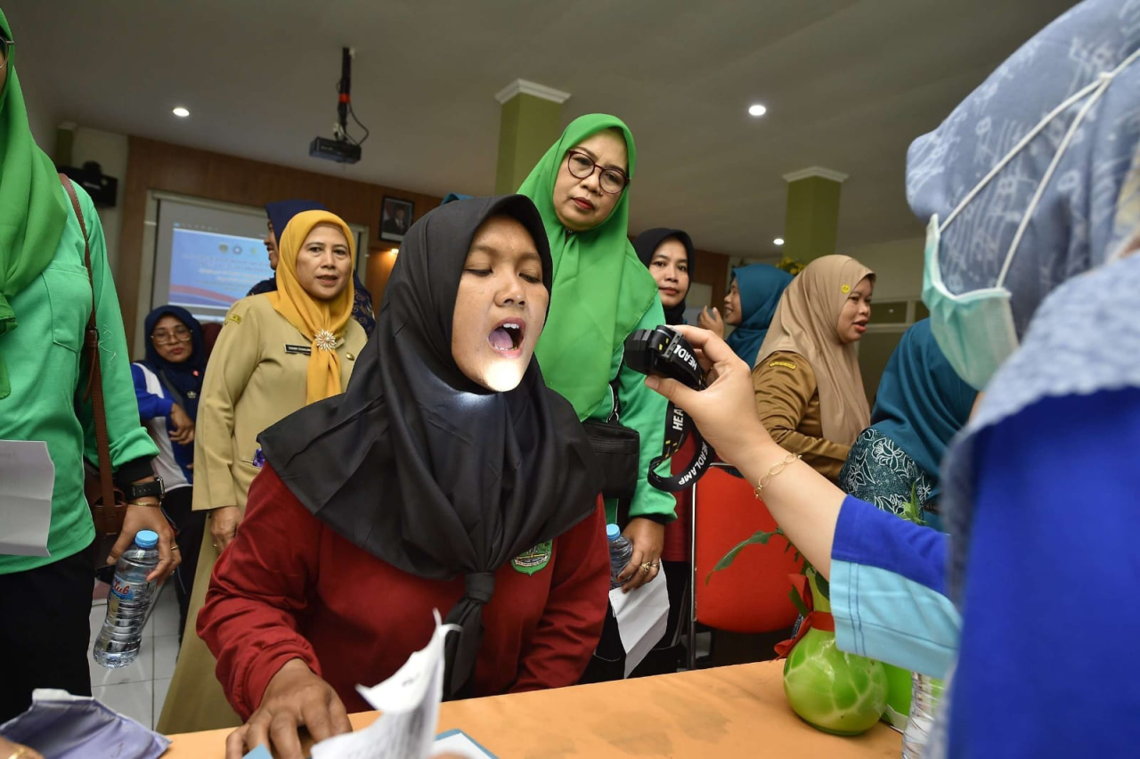 Salah seorang warga tengah memeriksakan gigi saat skrining kesehatan di Puskesmas Ngempit kabupaten Pasuruan. SP/PSR