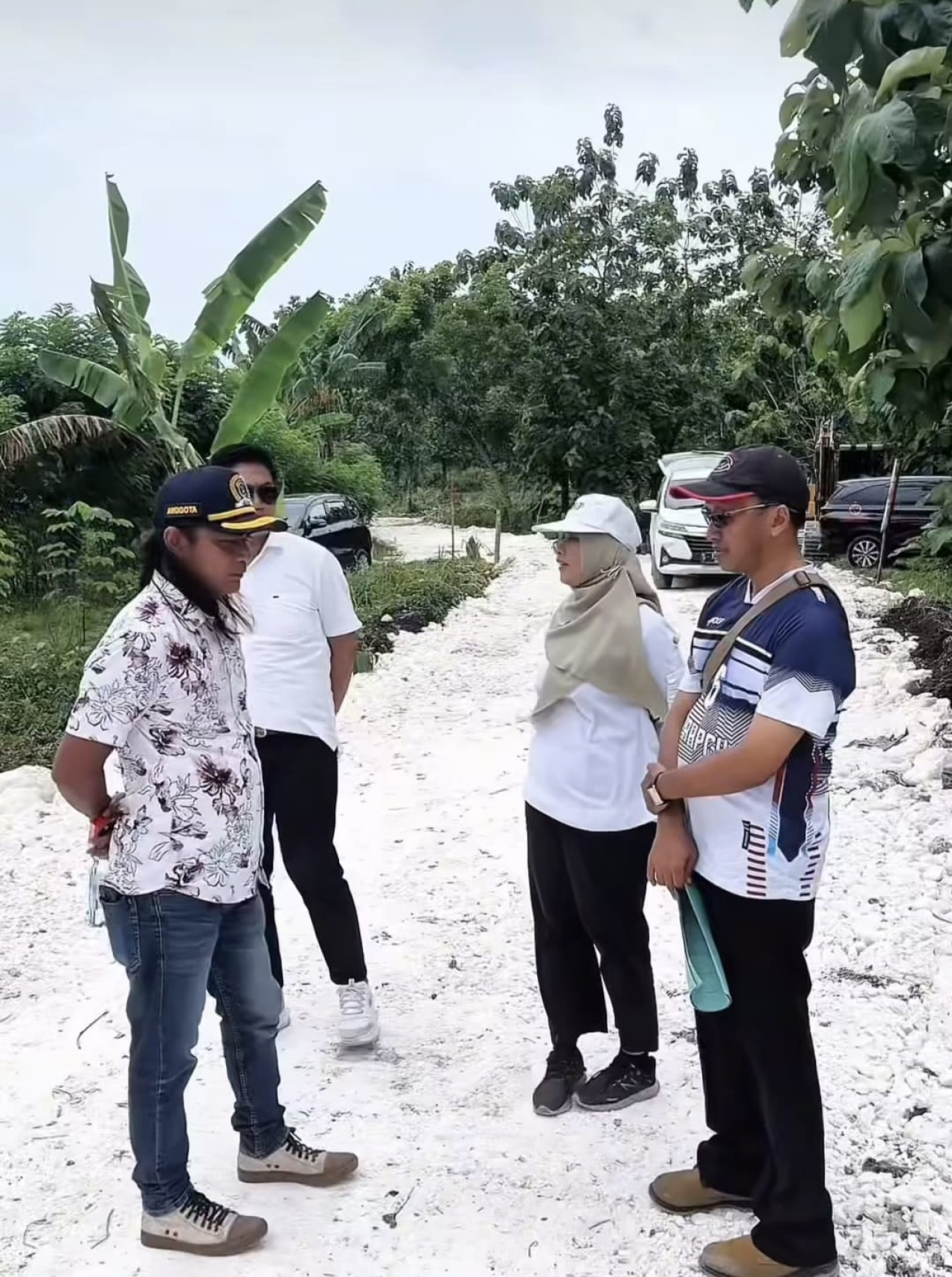 Komisi C DPRD Kabupaten Lamongan saat sidak proyek pembangunan akses jalan TPST Dadapan Kecamatan Solokuro. SP/MUHAJIRIN