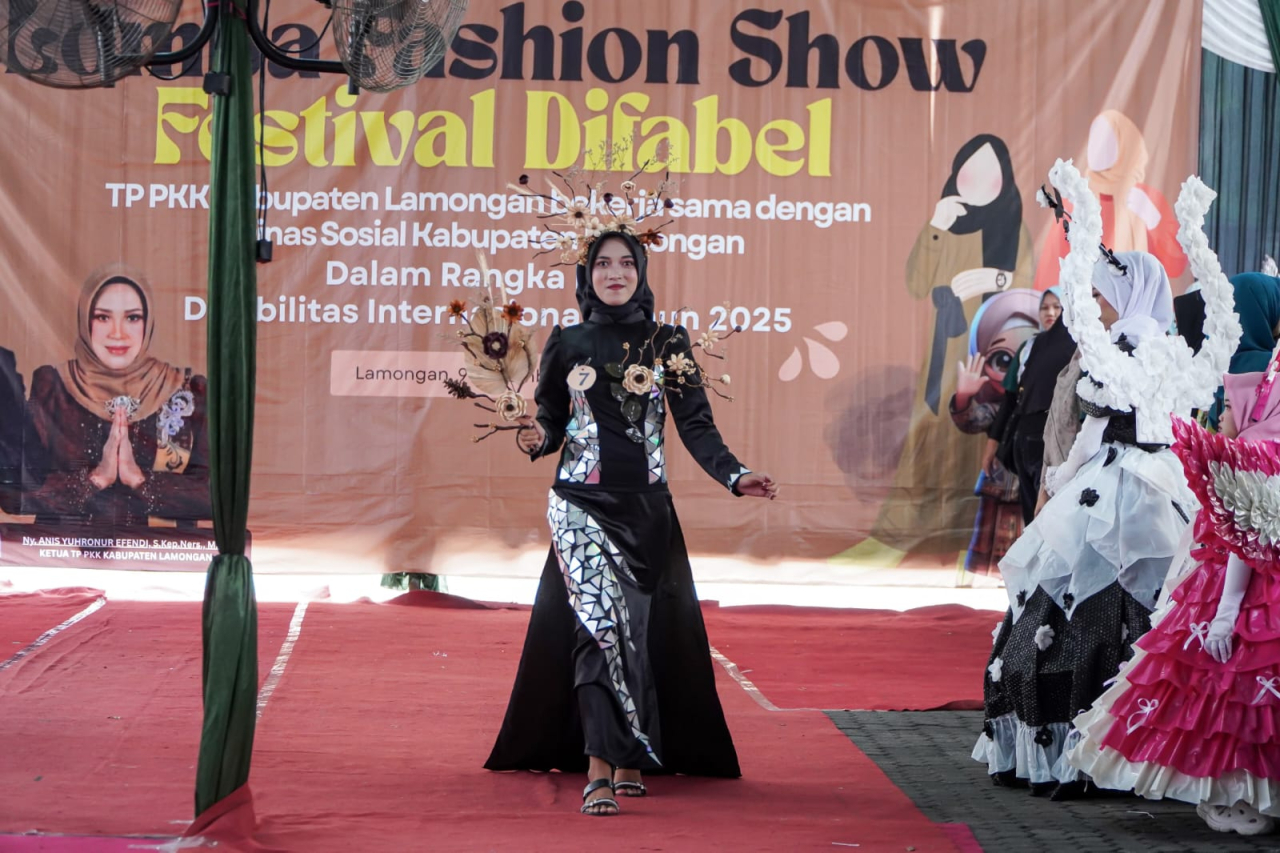 Perwakilan penyandang disabilitas saat tampil elegan dalam festival difabel di Pendopo Lokatantra Lamongan. SP/IST