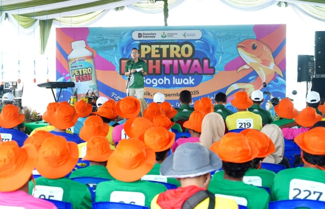 Direktur Keuangan dan Umum Petrokimia Gresik, Adityo Wibowo membuka kegiatan Petro Fishtival Gogoh Iwak di tambak Desa Gumeno, Gresik. SP/M Aidid