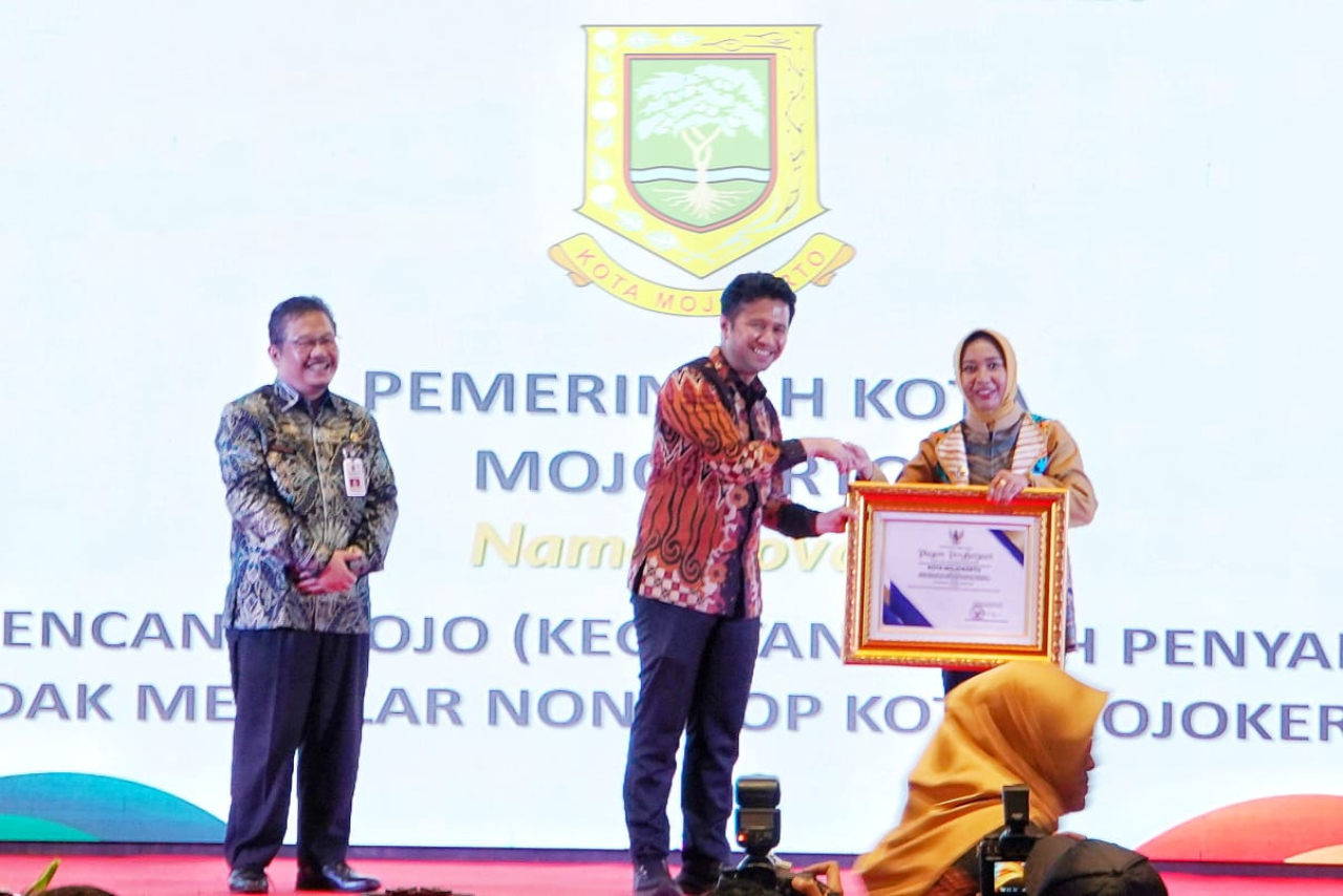 Wali Kota Ning Ita saat menerima penghargaan Top 45 Kovablik 2025 oleh Wakil Gubernur Jawa Timur, Emil Elestianto Dardak