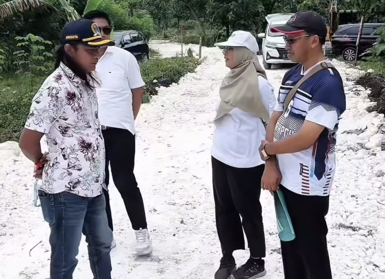 Umar Buwang bersama dengan anggota komisi C DPRD Lamongan saat melakukan inspeksi mendadak (Sidak) ke sejumlah sarana dan prasarana pembangunan yang menggunakan APBD. SP/MUHAJIRIN