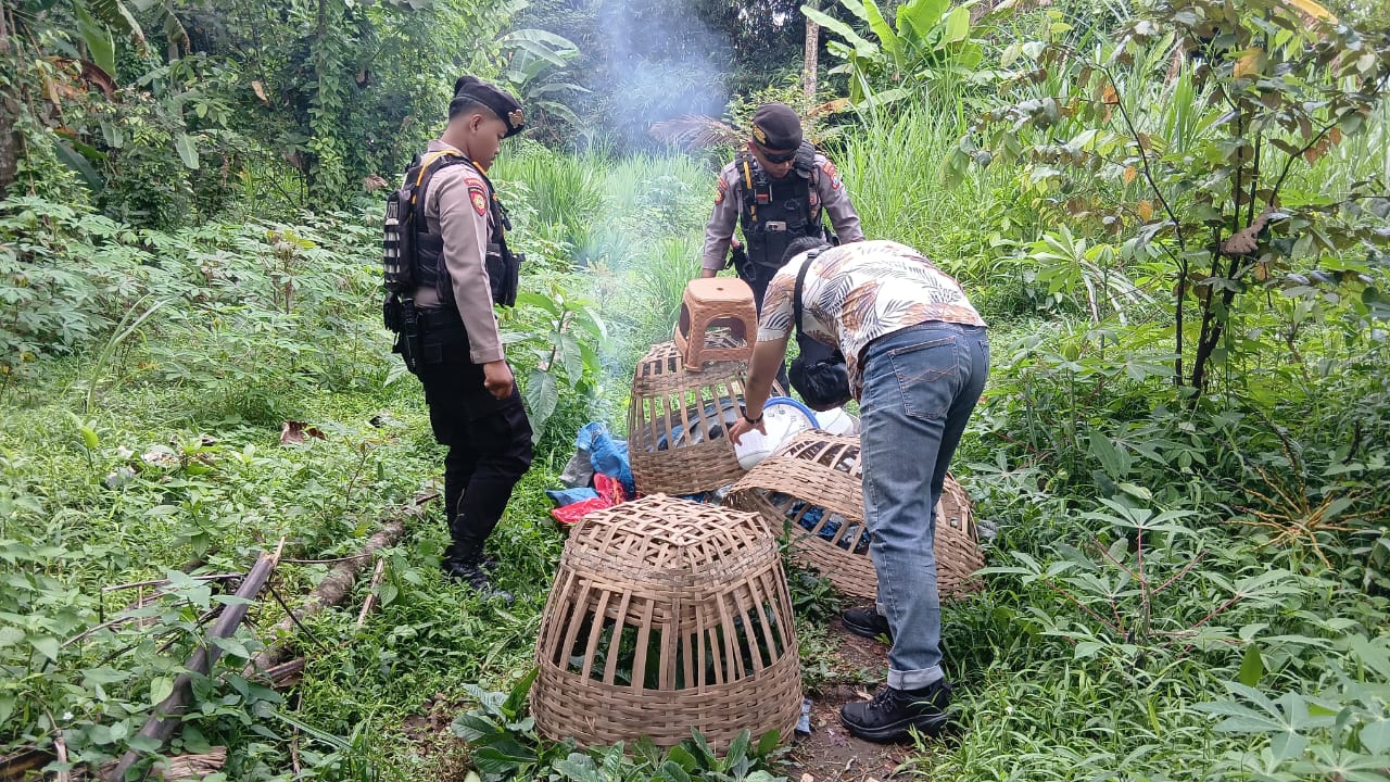 Petugas membakar barang bukti yang ditemukan di arena judi sabung ayam. SP/Lestariono