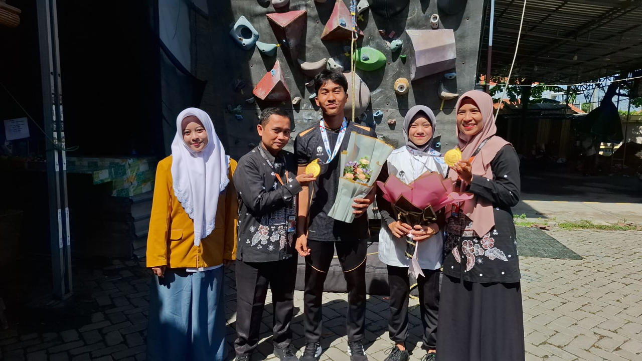 Alma dan Robby saat disambut rekan sekolah dan guru setiba di tempat pusat latihan Cabor Panjat Tebing di Desa Suci, Manyar, Gresik. SP/M Aidid