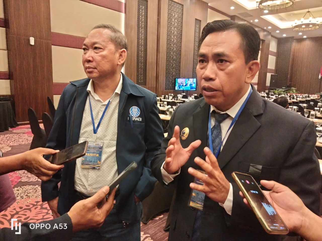 Yunus Sutanto, SH Ketua DPC PERADI Sidoarjo, saat memberikan siaran pers didampingi Ananto Haryo SH ketua harian PERADI