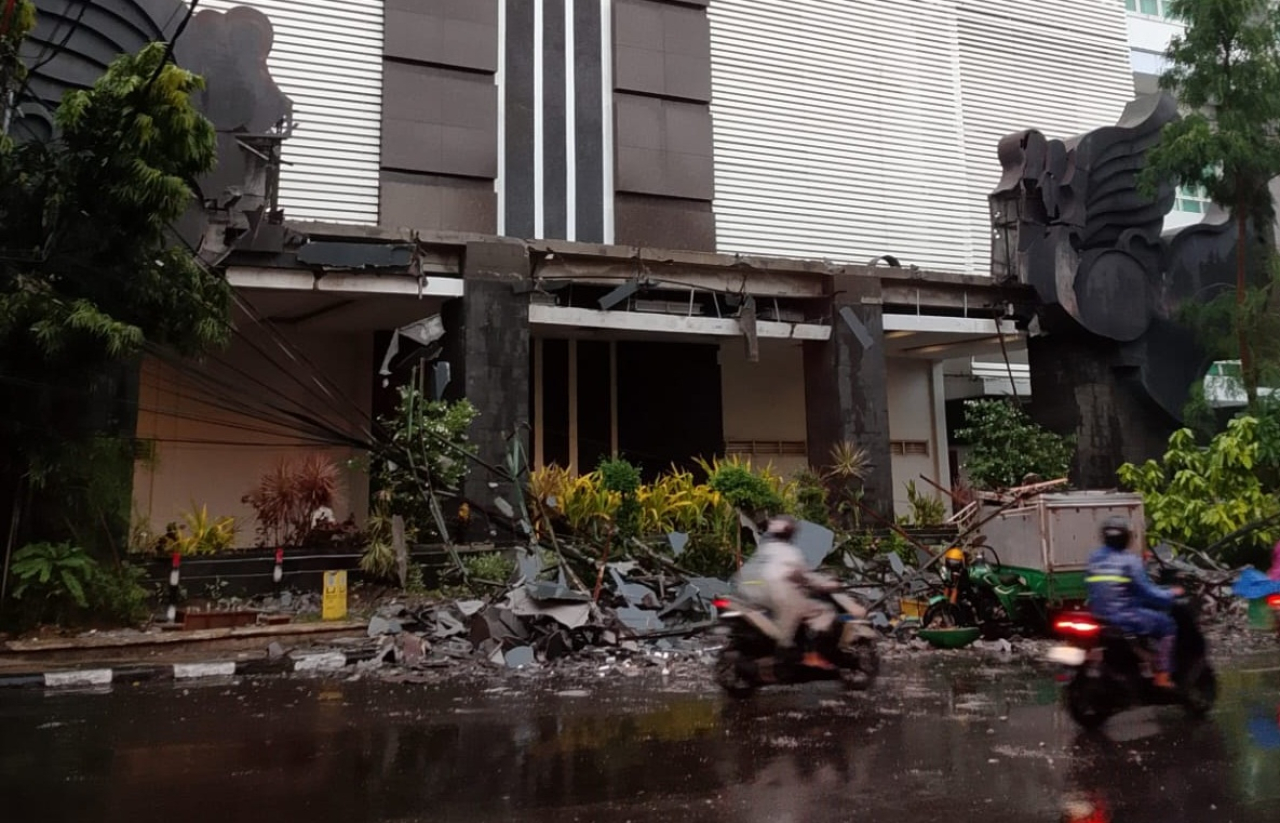 Gapura Paduraksa di sisi selatan Kantor Pemda Lamongan lantai 7 Ambruk menimpa bok motor Tosa milik pedagang nasi krawu. SP/MUHAJIRIN