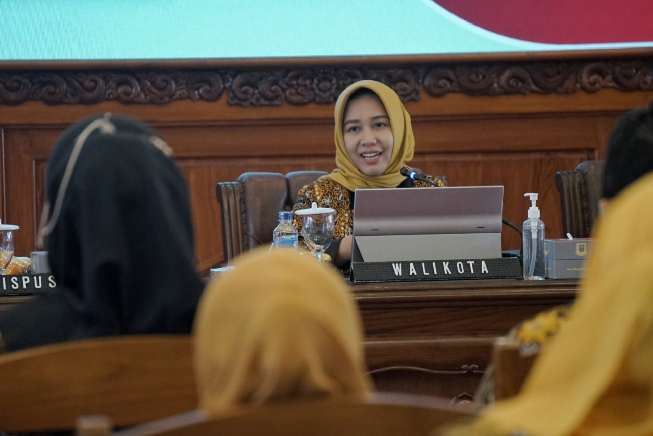 Wali Kota Mojokerto Ika Puspitasari memberikan tambahan penghasilan pegawai (TPP) berbasis prestasi kerja kepada aparatur sipil negara (ASN). SP/Dwy AS