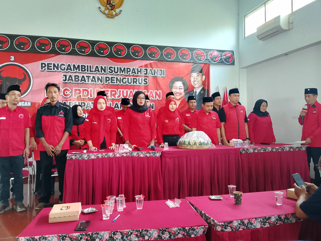 Ketua DPC PDIP Lamongan, Husen saat mengambil sumpah dan jabatan pengurus PDIP periode 2025-2030. SP/MUHAJIRIN