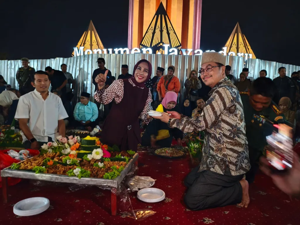 Membludak, Ribuan Warga Sidoarjo Ikuti Makan Bareng Wabup Mimik Idayana di Monumen Jayandaru Alun-alun