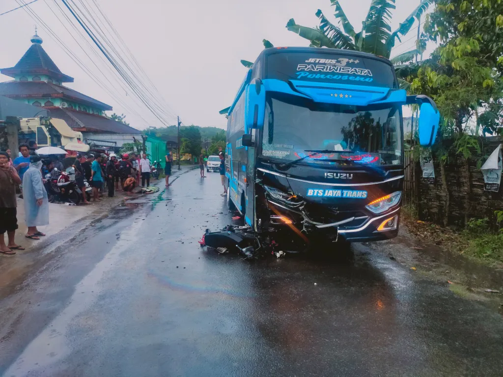 Diduga Kurang Fokus, Kecalakaan Adu Banteng Motor dengan Bus Tewaskan Pelajar di Blitar
