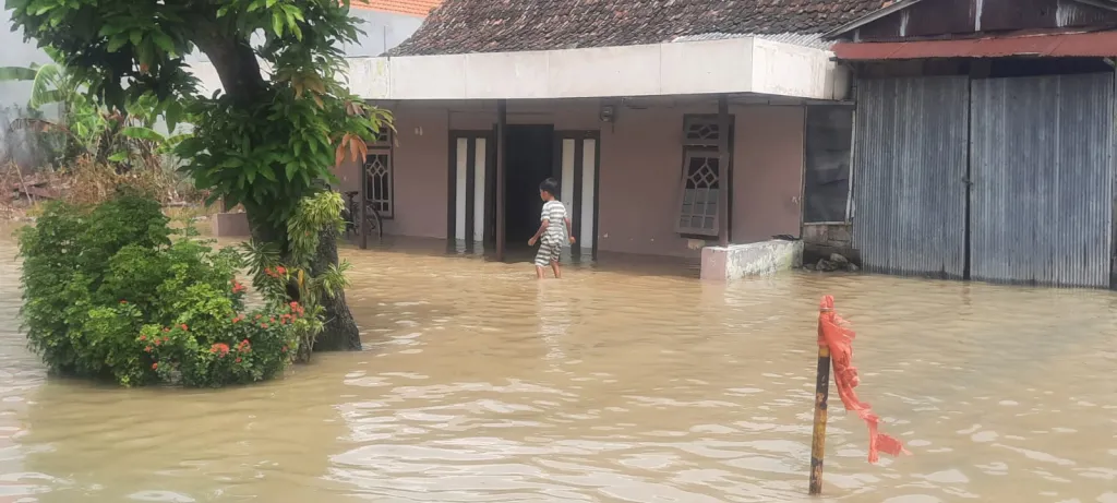 Diguyur Hujan Deras: Sungai Moropelang Meluap, Rendam Puluhan Rumah dan Ruas Jalan