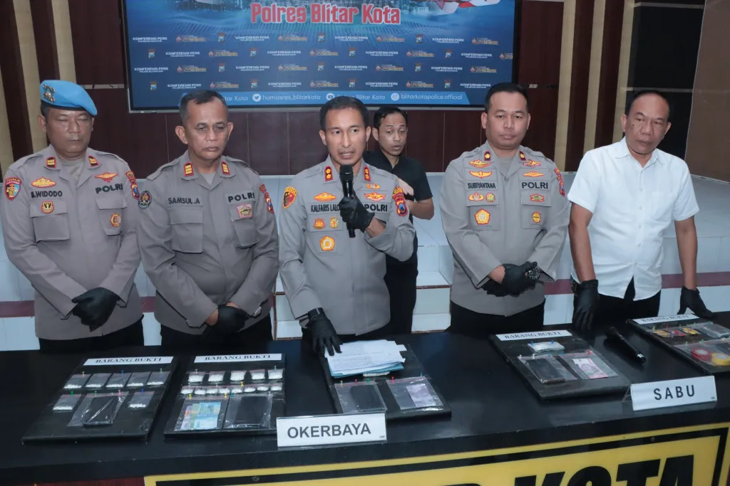 Baca juga : Pengedar Narkoba 13.3 Gram Sabu dan 1.258 Pil Dobel L Dibekuk Sat.Res Polres Blitar Kota