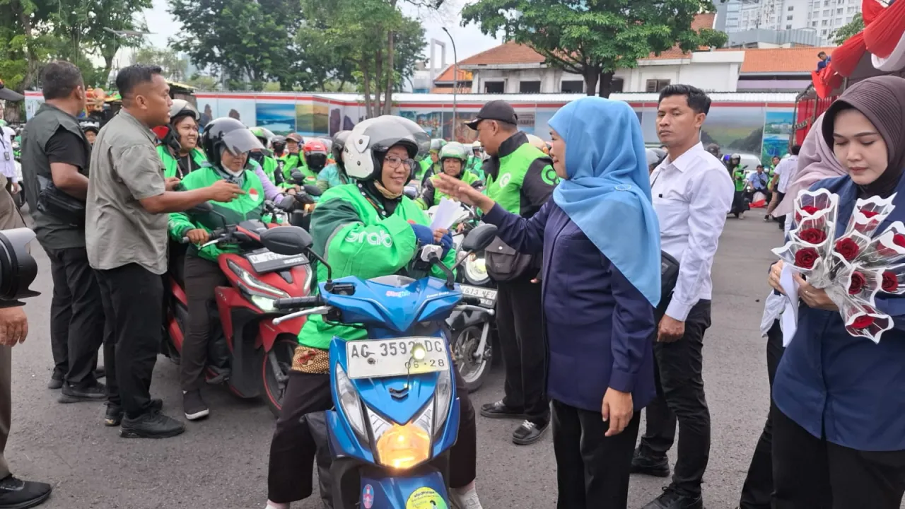 Temui Pengemudi Ojol Perempuan, Khofifah Soroti Peran Ibu sebagai Penopang Ekonomi Keluarga