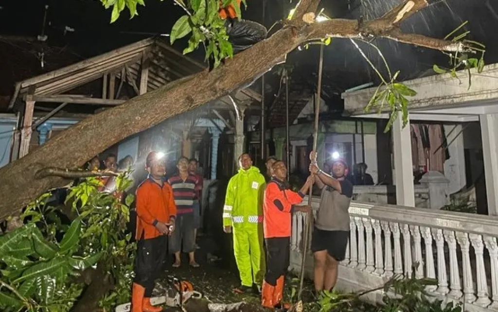 4 Kecamatan Probolinggo Diterjang Hujan Angin Puting Beliung, 4 Rumah Warga Rusak