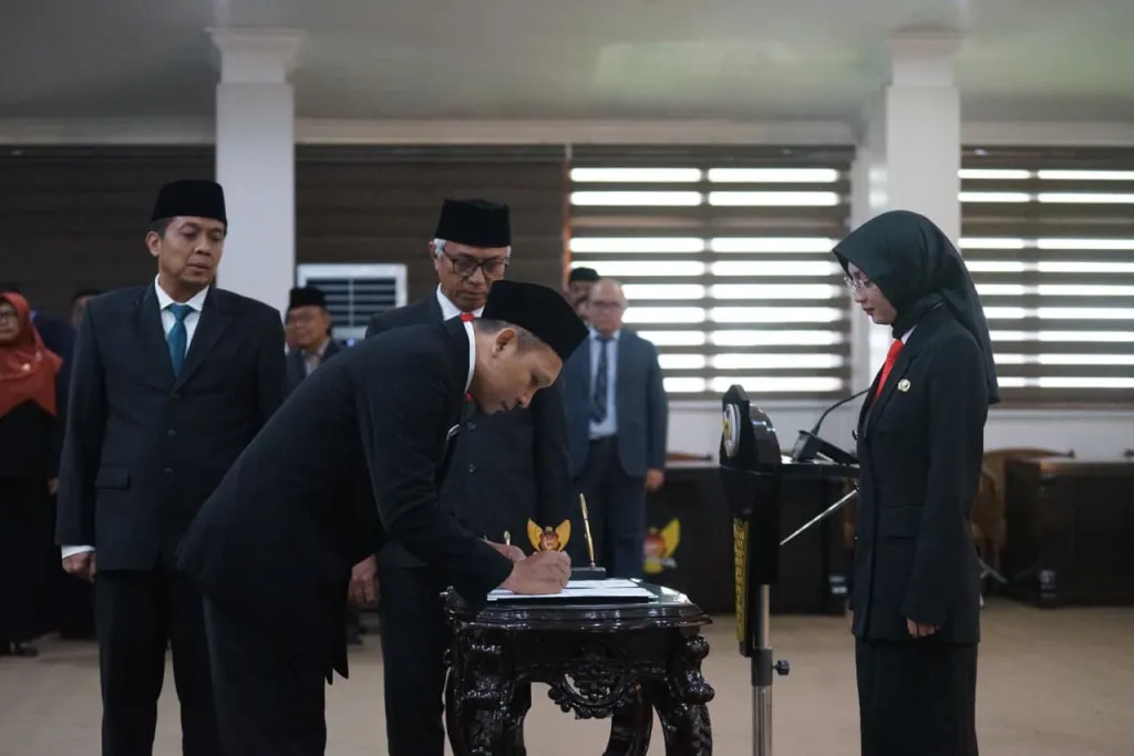 Mbak Wali Lantik Pejabat Struktural dan Fungsional, Tekankan Integritas dan Adaptabilitas
