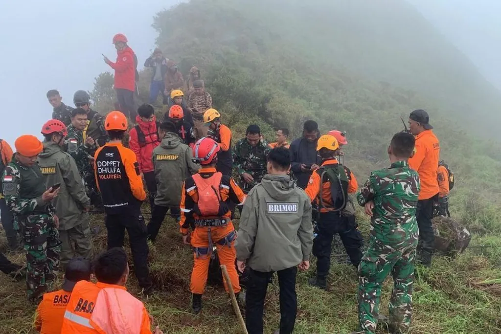 Baca juga : Pendaki Gunung Temukan Badan Pesawat ATR