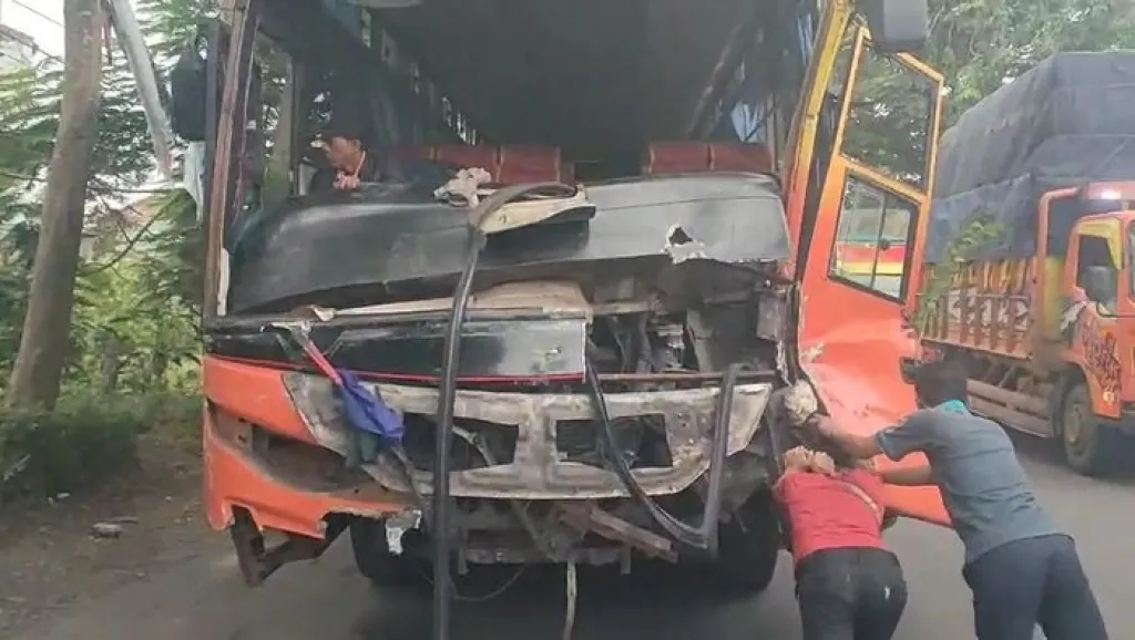 Diduga Rem Blong, Bus Tabrak Truk di Bojonegoro
