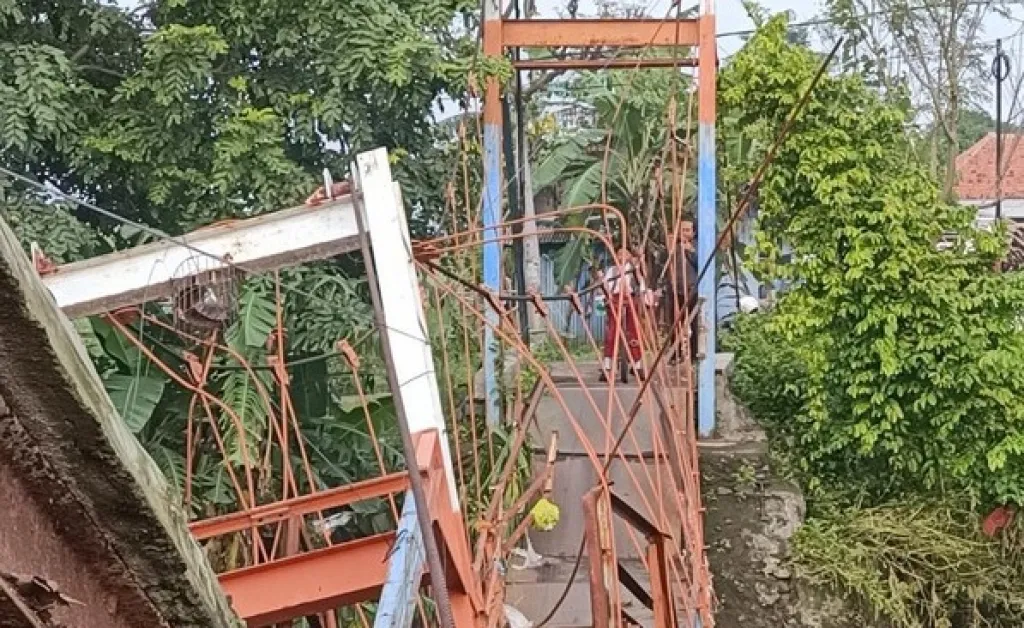 Jembatan Putus Diterjang Banjir, Akses Warga di 3 Dusun Probolinggo Lumpuh Total