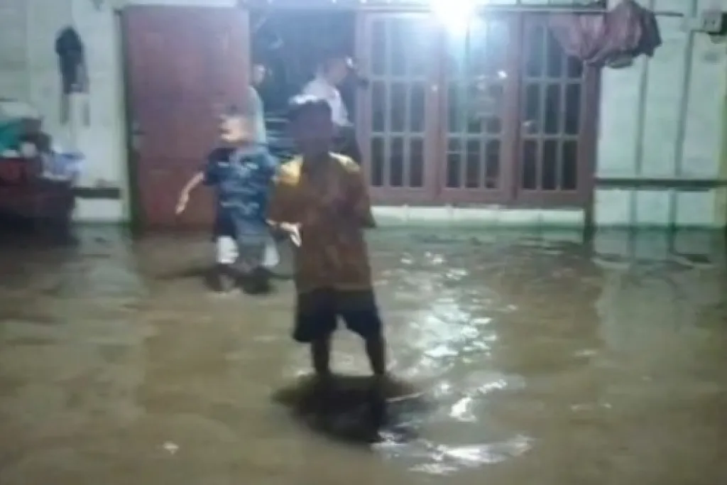 Rumah Warga di Bojonegoro Rusak Diterjang Banjir Bandang dan Angin Kencang
