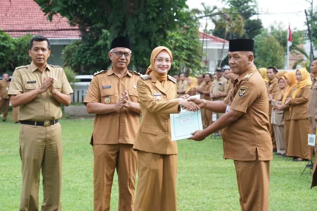 Mbak Wali Serahkan SK Kenaikan Pangkat 18 PNS, Tekankan Etika dan Pelayanan Publik
