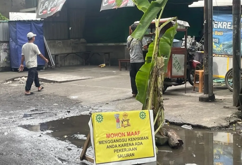 Diduga Diterjang Banjir, Jalanan Rusak di Tambak Sumur Sidoarjo Ditanami Pisang