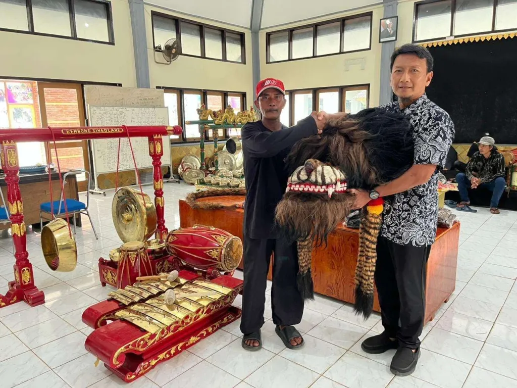 Jaga Budaya Warisan Lokal, Kadisbudporapar Serahkan Bantuan Alat Kesenian Thak-Thakan Khas Tuban