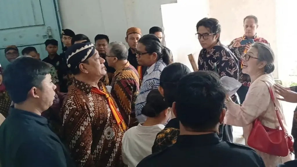 Baca juga : Keraton Kasunanan Surakarta Ribut di Depan Menteri