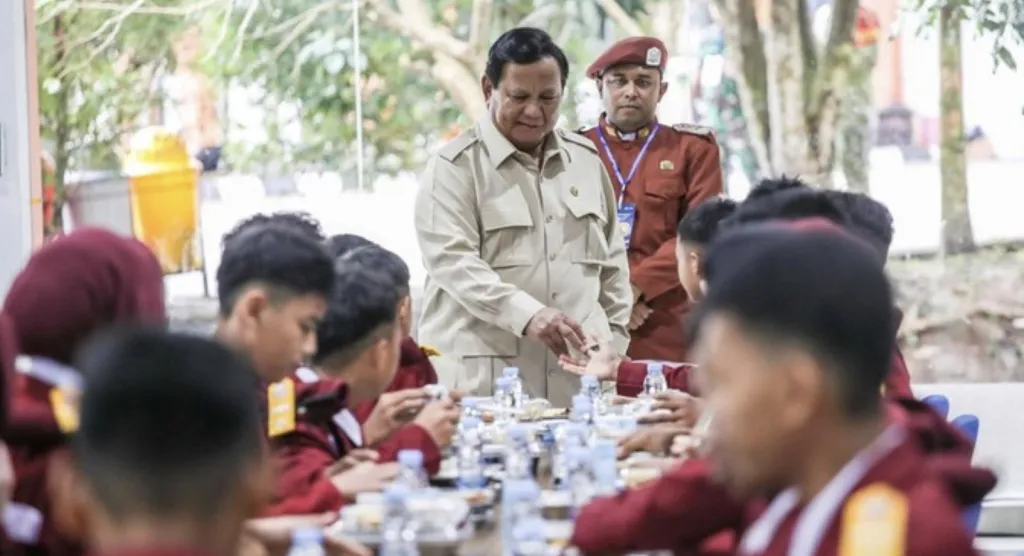 Prabowo Saksikan Seorang Siswa Beri Aba-aba Makan MBG