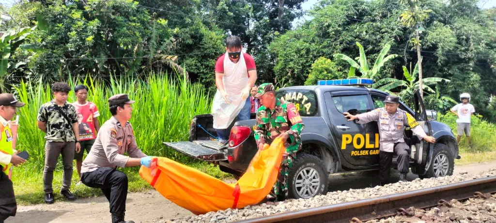 Kakek Renta Tabrakkan Diri ke Kereta Api