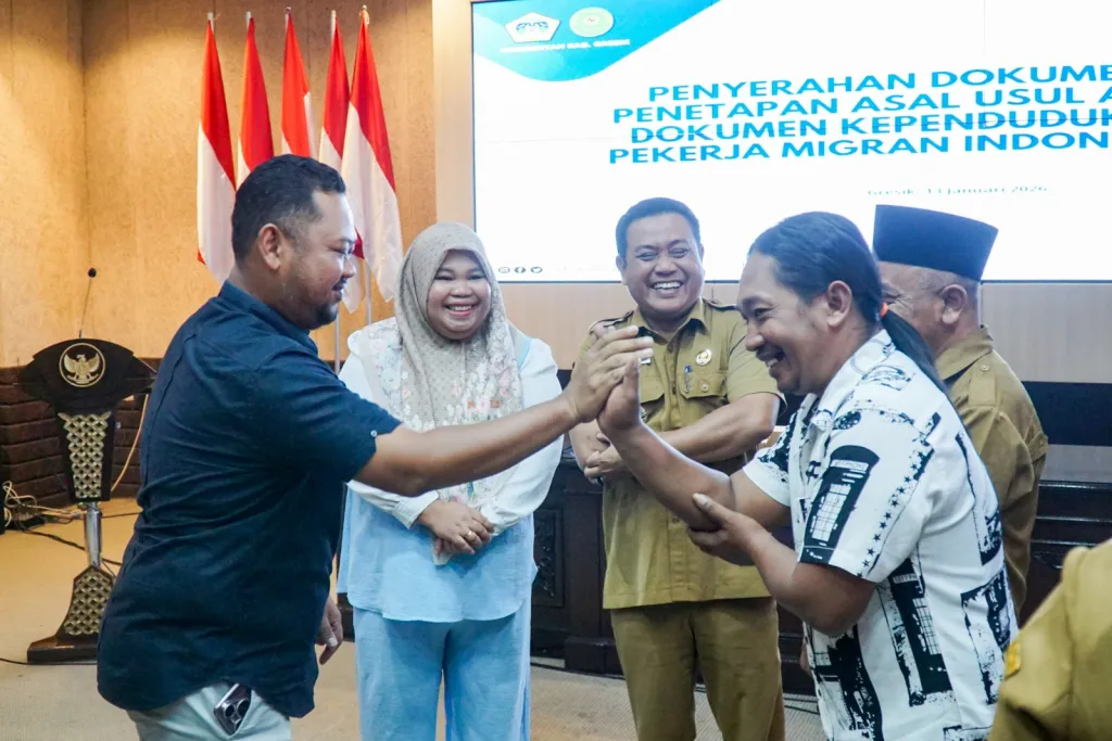 Pemkab Gresik Perkuat Perlindungan Anak PMI Lewat Penyerahan Dokumen Asal Usul dan Adminduk
