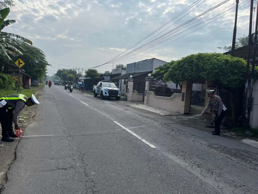 Kayuh Sepeda, Lansia Tewas Tertabrak Mobil, Pelaku Kabur