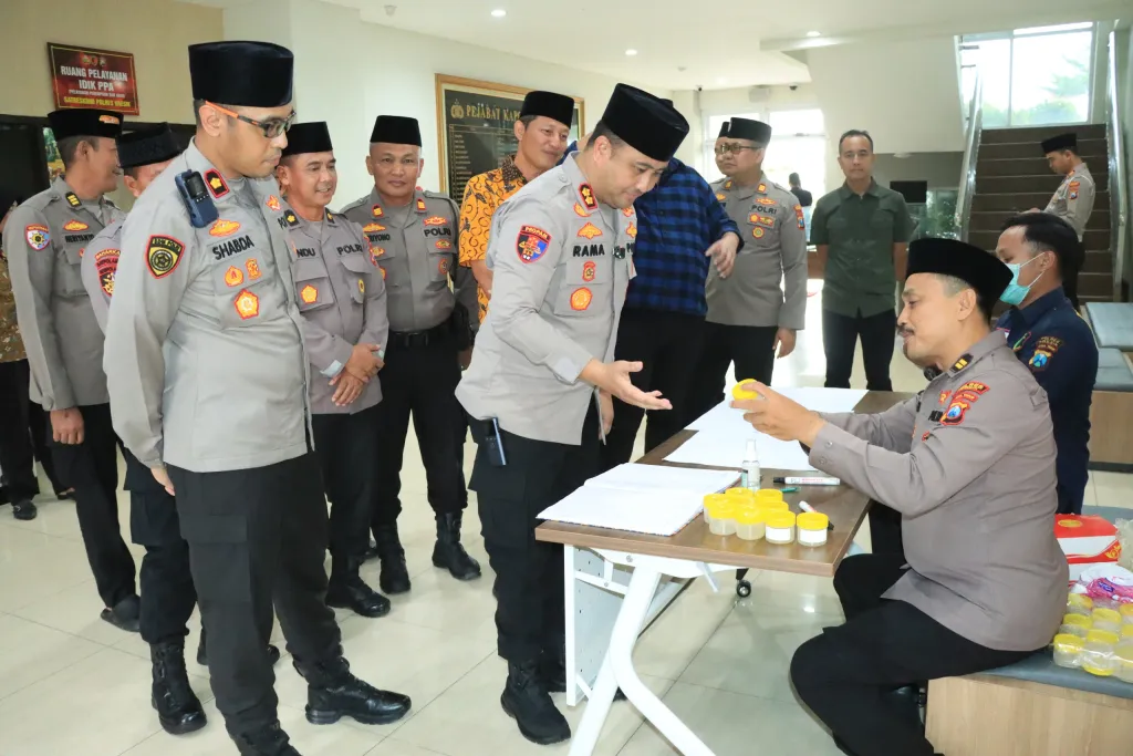 Kapolres Gresik Pimpin Langsung Tes Urine PJU, Tegaskan Komitmen Bersih Narkoba