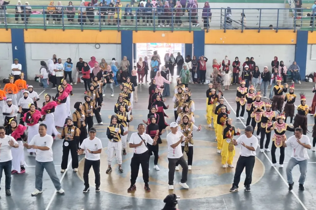 Lomba Senam Kreasi PWI Lamongan, Emak-emak Muda Tampil Riang Gembira dan Elegan