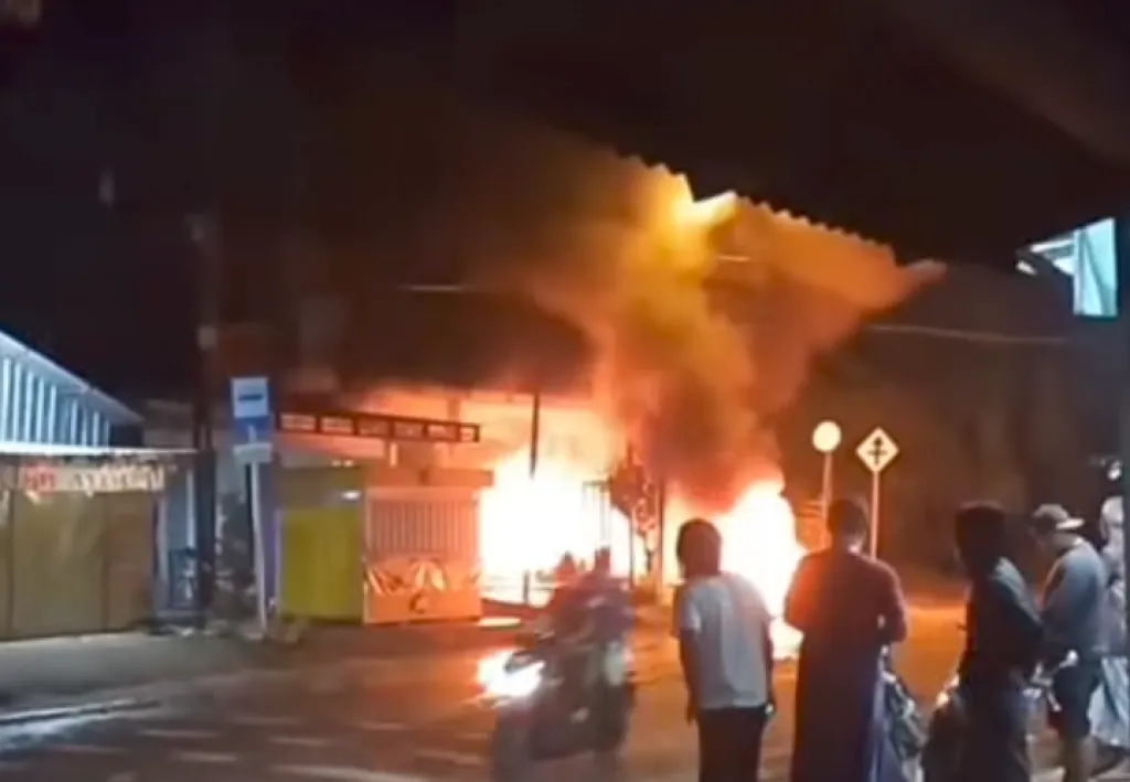 Buntut Pembacokan Saat  Patrol Sahur di Gresik, Rumah Terduga Pelaku di Lamongan Dibakar Massa