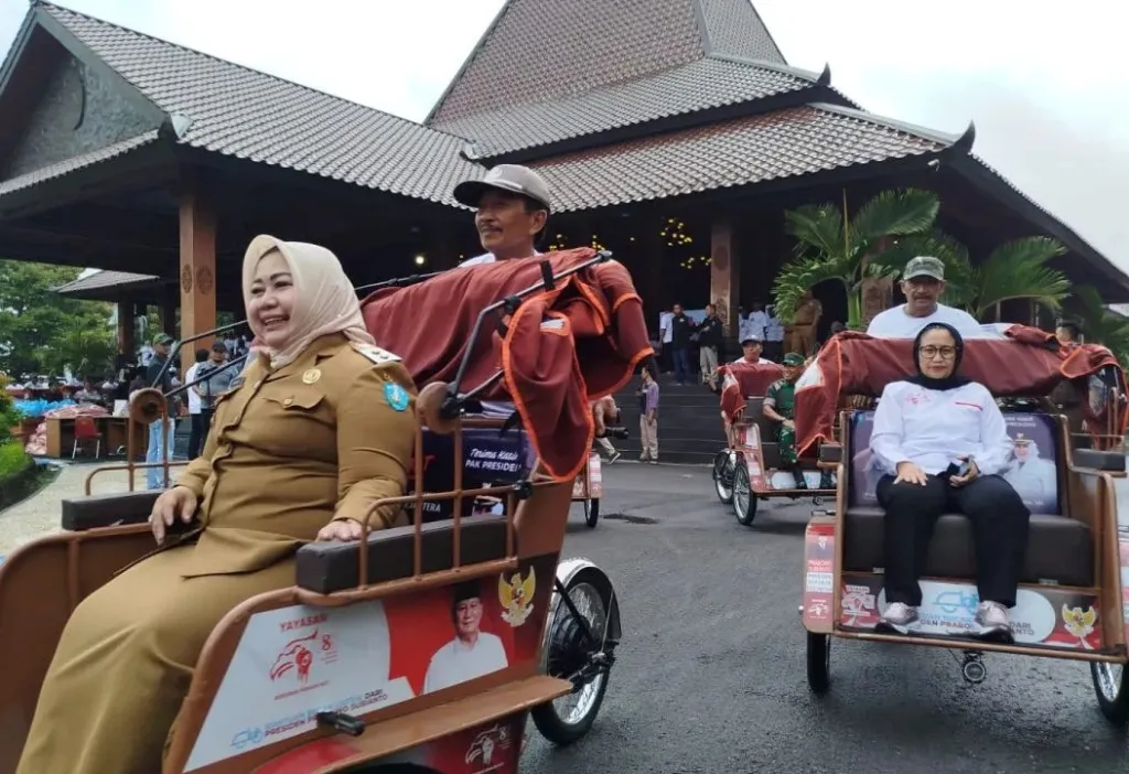 Diprioritaskan untuk Lansia, Ratusan Pengayuh Becak di Ponorogo Dapat Bantuan Becak Listrik