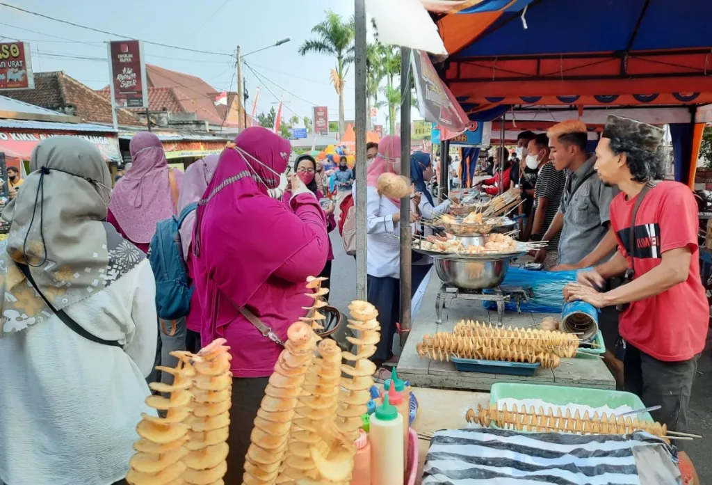 Ratusan Pedagang Ramaikan Pasar Takjil Ramadhan di Ruas Jalan Alun - alun Kota Blitar