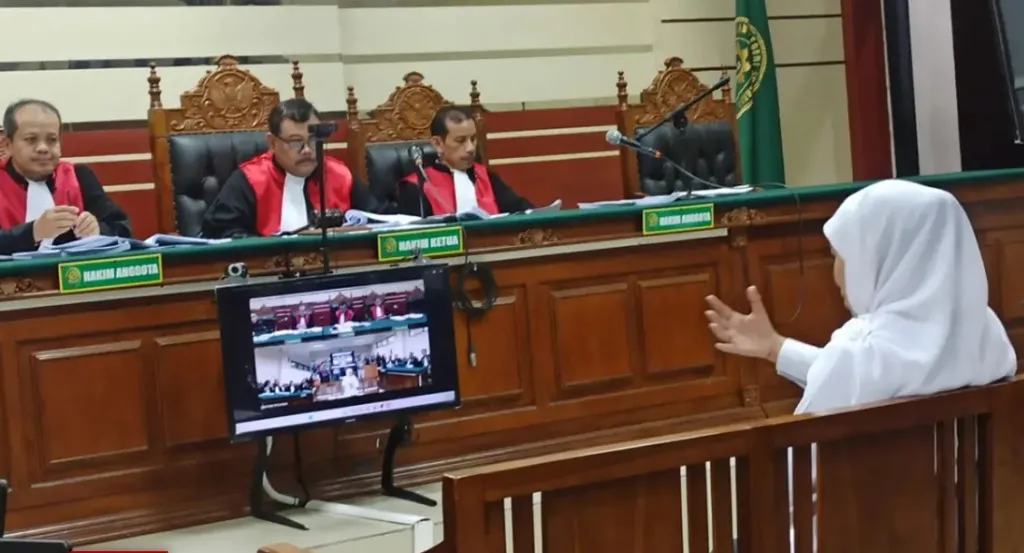 Baca juga : Di Bawah Sumpah Sidang Tipikor, Khofifah Tegaskan Tak Ada Fee Hibah: "Itu Tidak Pernah Ada"
