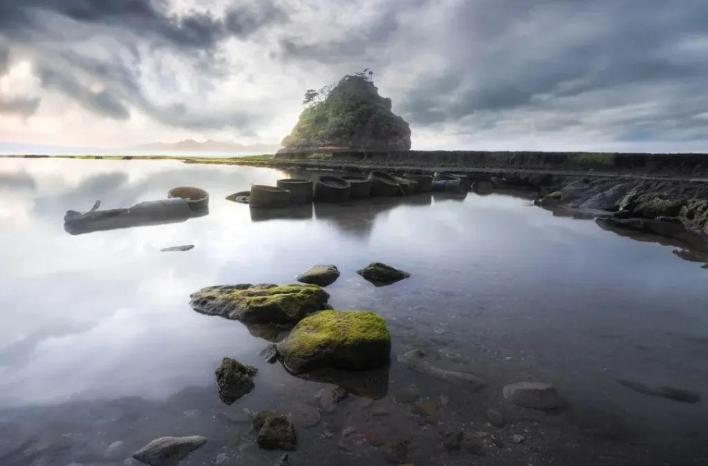 Pantai Parang Dowo di Malang Suguhkan Karang Besar hingga Gua-gua Kecil yang Masih Asri