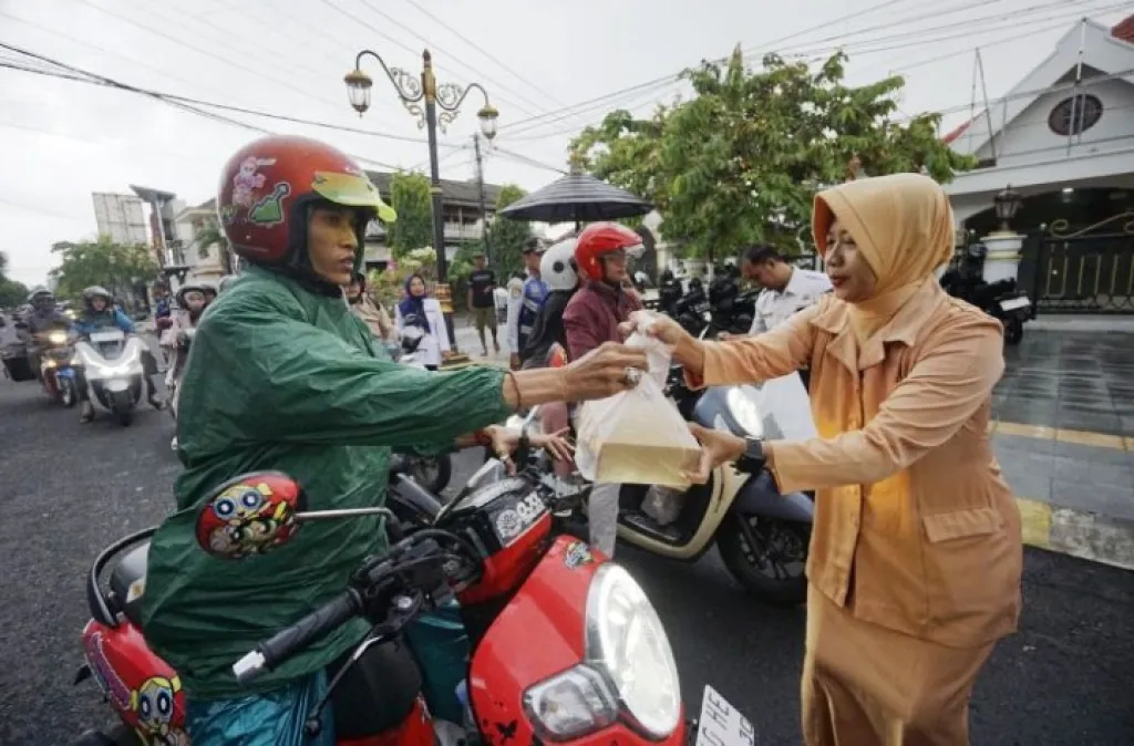 Pemkot Madiun Bagikan Ratusan Paket Takjil Selama Bulan Puasa Ramadhan