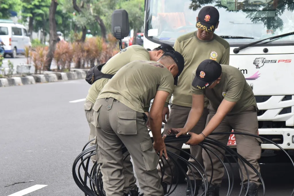 18 Tiang Kabel Fiber Optik Tak Berizin di Jalan Panjang Jiwo Ditertibkan