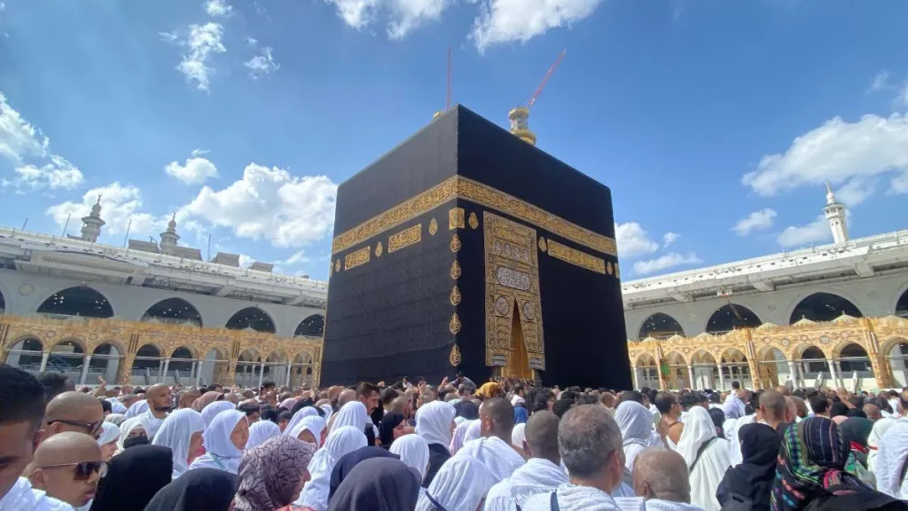 Jamaah Umroh Tawaf di Rooftop Gunakan Mobil Golf