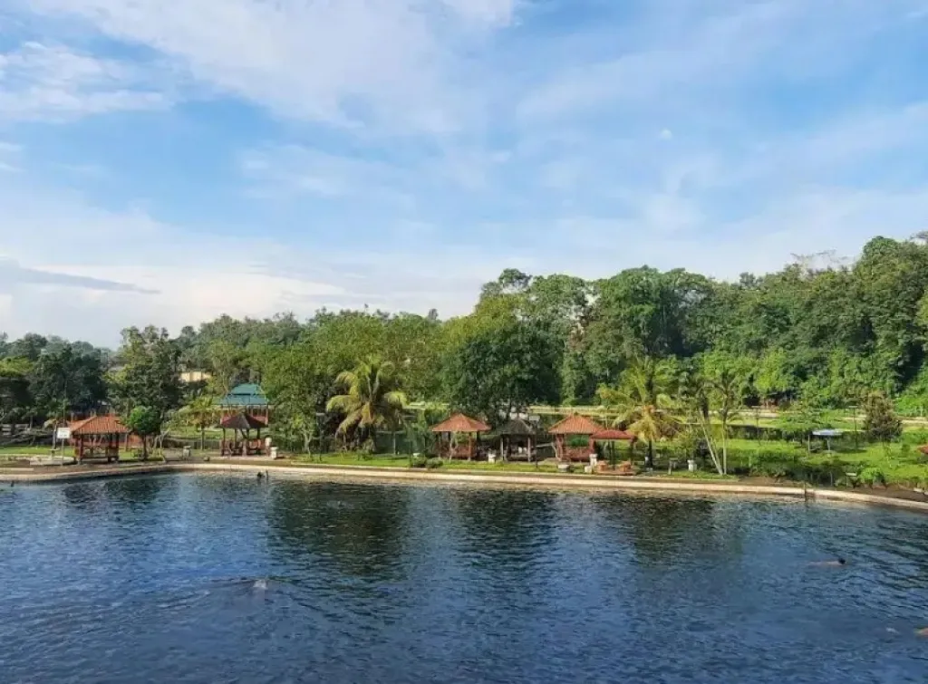 Suasana Sejuk Pemandian Selokambang di Lumajang Jadi Spot Favorit Liburan Keluarga