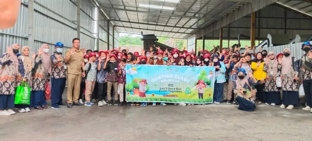 Belajar Kelola Sampah, Murid SD Almadany Kunjungi TPA Ngipik