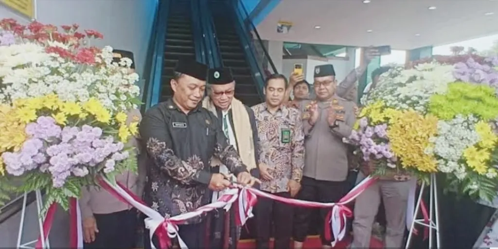 Permudah Akses Lansia, Pemkab Gresik Resmikan Eskalator Masjid Agung Maulana Malik Ibrahim