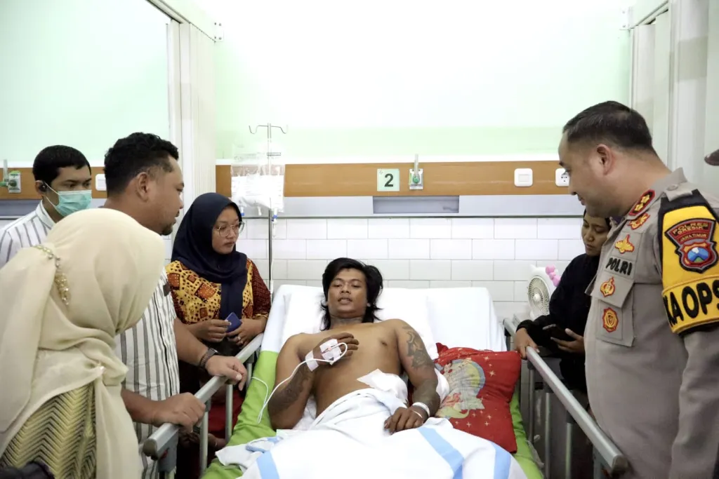 Bupati Yani Tinjau Korban Insiden Panceng, Pastikan Keamanan Wilayah Terjaga Selama Ramadan